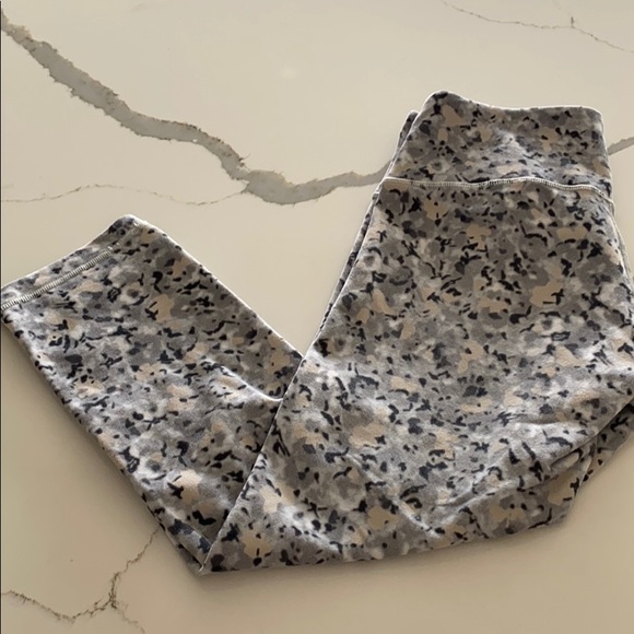 Lululemon crop pants size 6 - Picture 1 of 3